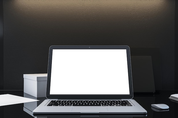 Laptop mit leerem weißen Bildschirm auf dem Bürodesktop