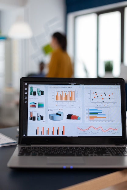 Laptop mit Marketing-Charts, Diagrammanalysen in Start-up-Unternehmen