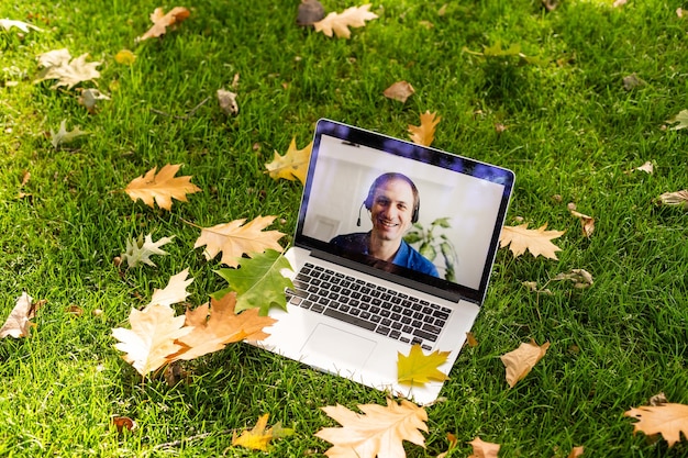 Laptop mit Video im Blätterherbst