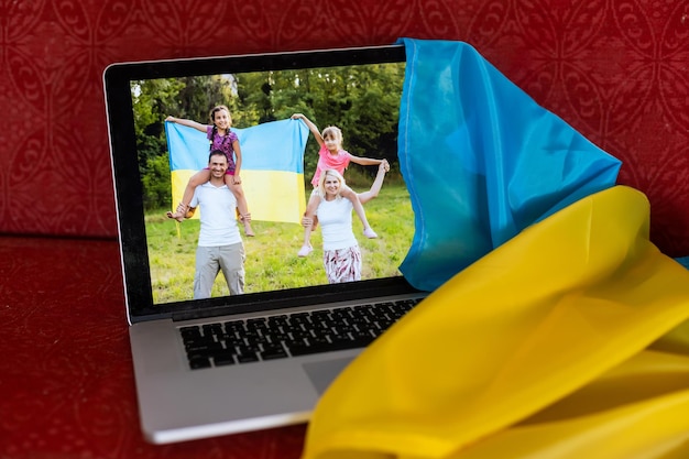 laptop mit videokonferenz in der nähe der flagge der ukraine.