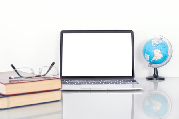 Laptop-Mockup mit leerem Bildschirm auf dem Tisch
