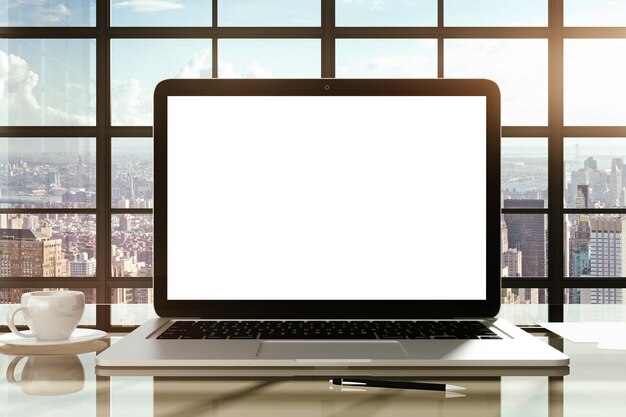 Laptop moderna con maqueta de pantalla blanca