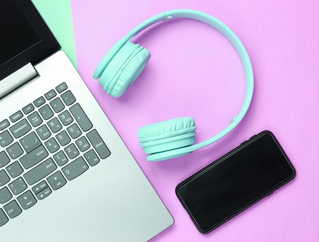 Foto laptop moderno com fones de ouvido e smarthphone