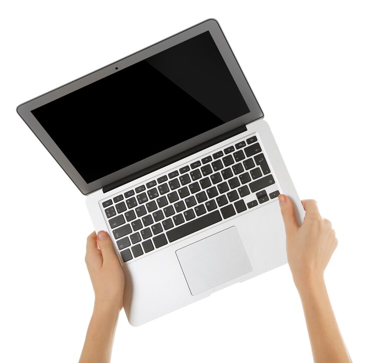 Foto laptop moderno en las manos aislado sobre un fondo blanco