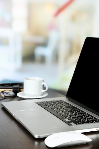 Laptop moderno na mesa sobre fundo claro