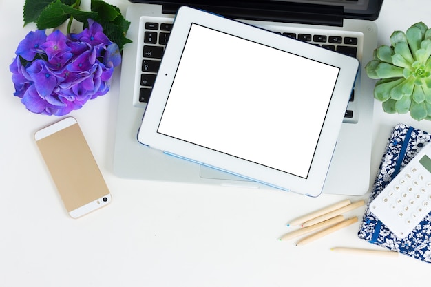 Laptop moderno, telefone e tablet na mesa branca na tela em branco