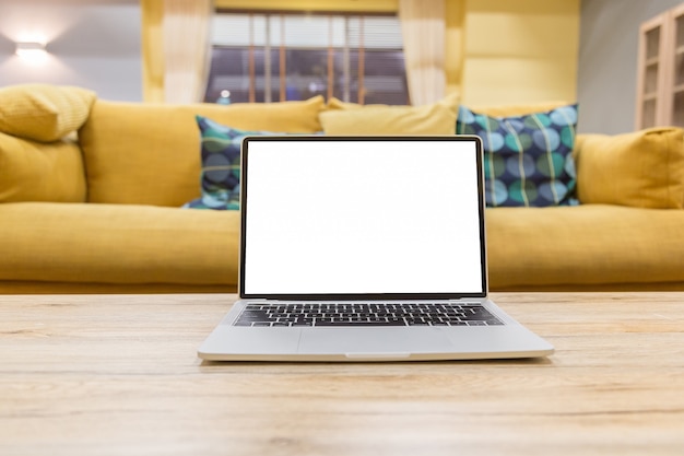 Laptop mostrando a tela em branco na mesa de trabalho vista frontal em casa