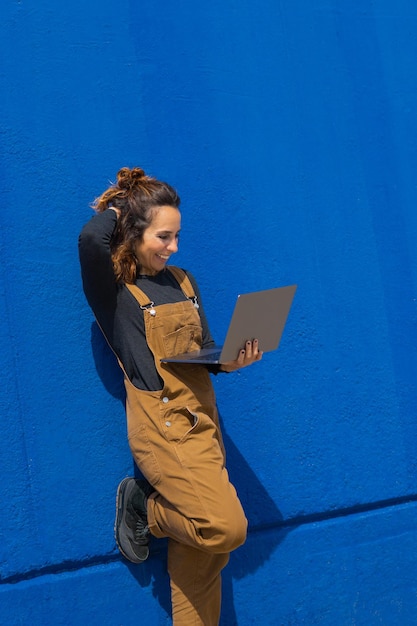 Laptop mujer calle azul