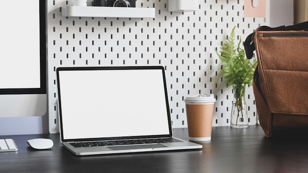 laptop na mesa de escritório com pegboard