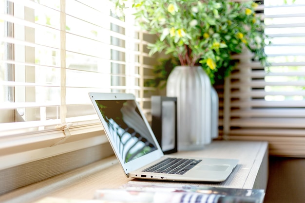 Laptop na mesa em casa