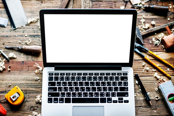 Foto laptop na mesa handyman