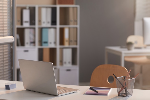 Laptop na mesa vazia em um escritório vazio moderno