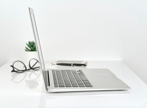 Laptop na mesa.