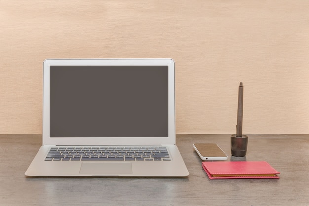 Laptop, Notizbuch, Stift und Smartphone. Arbeitsplatz