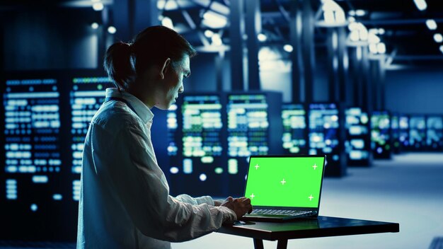 Laptop de pantalla aislada en el centro de datos