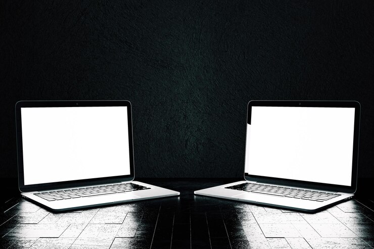 Foto laptop con pantalla blanca