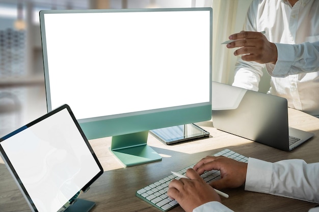 Laptop con pantalla en blanco en la mesa Espacio de trabajo de fondo nuevo proyecto en computadora portátil con pantalla de espacio de copia en blanco para su mensaje de texto publicitario