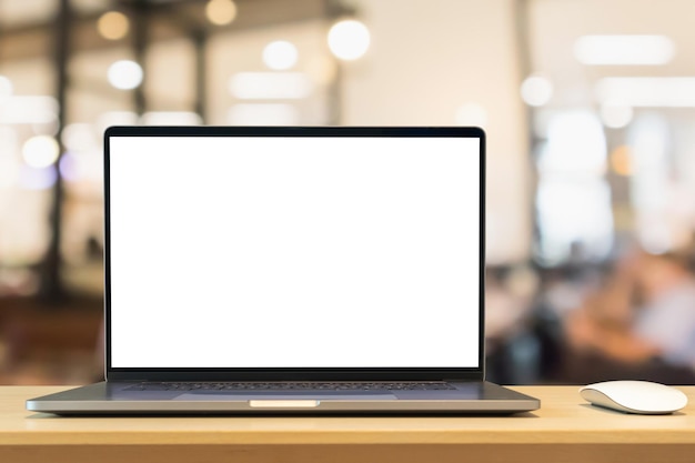 Laptop con pantalla en blanco en la mesa de madera con café cafetería desenfoque de fondo