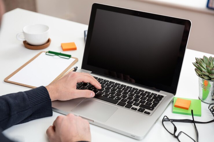 Foto laptop con pantalla en blanco negra en un escritorio de madera