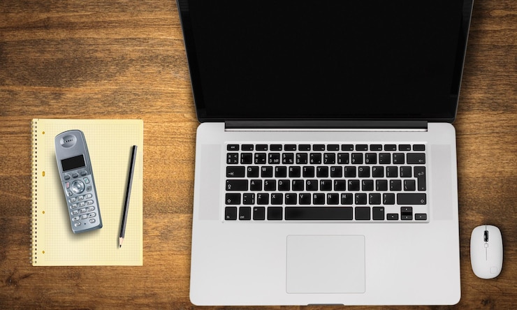 Foto laptop con pantalla en blanco sobre fondo de madera