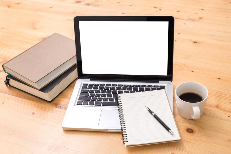 Foto laptop con pantalla en blanco y vacía