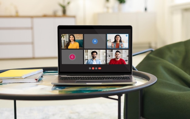 Laptop con pantalla de llamada de video en la mesa en el interior del hogar