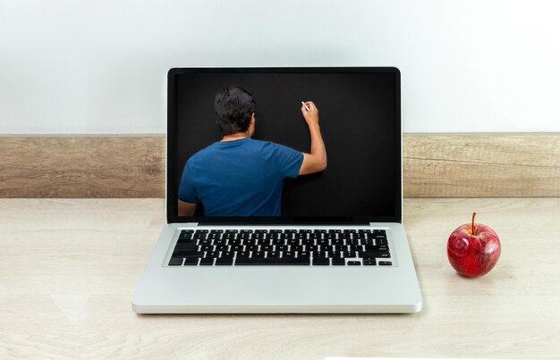 Laptop con pantalla negra aislada en un escritorio de madera