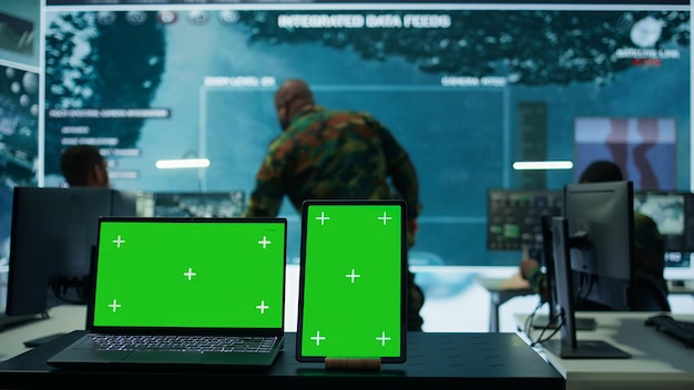 Laptop con pantalla verde en funcionamiento en la base militar de operaciones