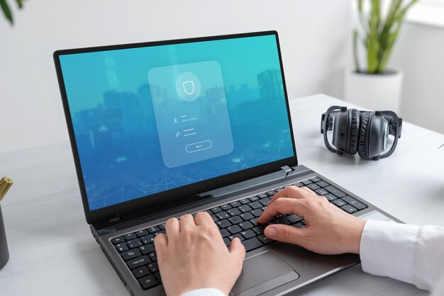 Laptop que muestra un formulario de inicio de sesión de seguridad con nombre de usuario y contraseña en primer plano Concepto de seguridad cibernética