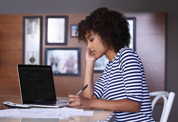 Laptop schreibt und Frau arbeitet von zu Hause aus, Budget, Finanzverwaltung und Steuerpapiere am Schreibtisch. Konzentrieren Sie sich bei der Recherche und dem Taschenrechner einer afrikanischen Person auf Notizen oder Finanzdokumente auf dem Computerbildschirm