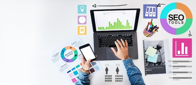 Laptop-SEO-Infographik und Person, die mit Statistiken und Datenanalyse arbeitet, auf mobiler App für die Planung von Unternehmen oder Startups Smartphone-Geschäftsmann und Überlagerung von Marktforschung oder Informationen