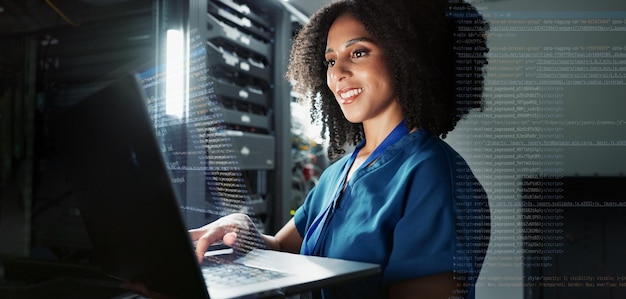 Laptop-Serverraum und Frau Programmierungssoftware zur Aktualisierung von System-Netzwerk-Overlay Technologie-Datenzentrum und glücklicher Techniker auf Datenbank für Informationen Cybersicherheit und Cloud-Computing-Code