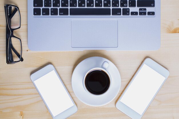 Laptop-Smartphones und Kaffee