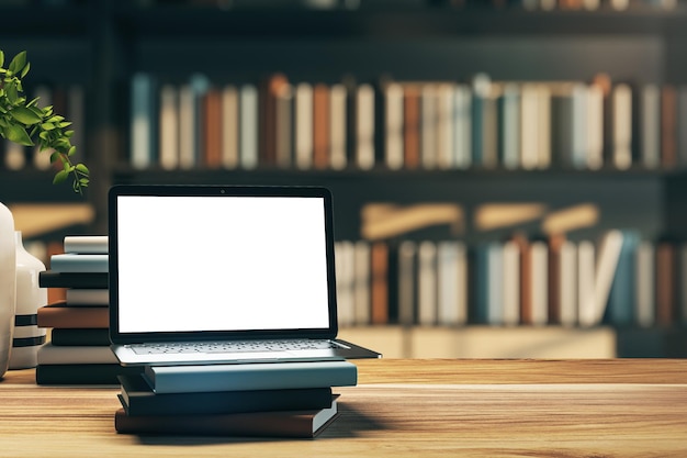 Laptop en soporte con libros y planta en mesa de madera concepto de tecnología educativa Renderización 3D