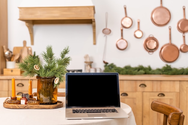 Laptop steht auf dem Tisch im Weihnachtsinterieur. Internet-Handel auf Winterferienkonzept