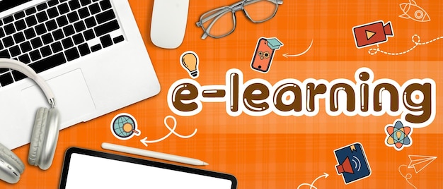 Laptop tablet digital fone de ouvido e papelaria em fundo laranja com palavra de aprendizagem eletrônicaConceito de educação on-line
