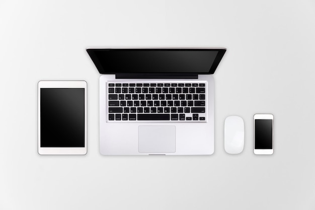 Laptop Tablet Smartphone und Kaffee auf blauem Hintergrund mit Textraum und Kopierraum