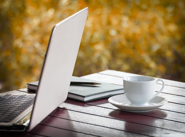 Laptop y taza de café en el escritorio