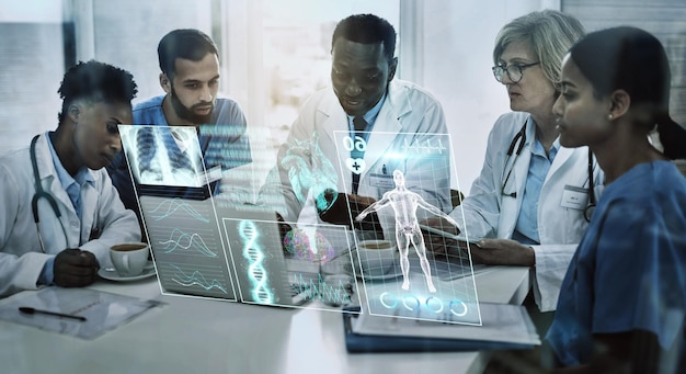 Laptop-Teamarbeit oder Ärzte treffen sich mit holografischem 3D-Overlay für die Anatomieforschung im Krankenhaus Datenanalyse ai oder medizinisches Gesundheitspersonal, das zusammenarbeitet, um die wissenschaftliche Entwicklung zu unterstützen