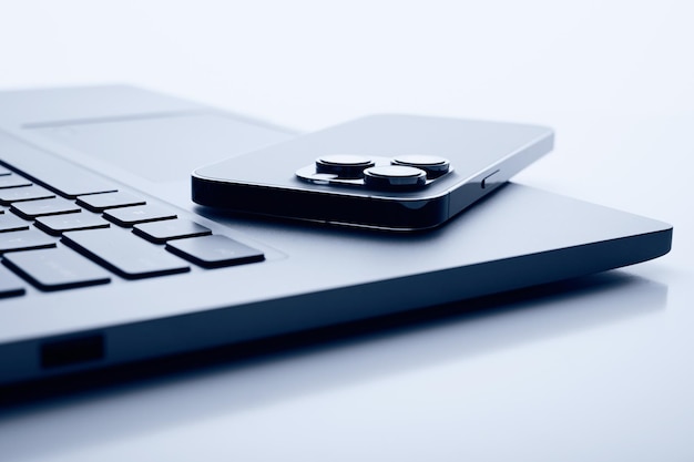 Laptop con teléfono inteligente Imagen de primer plano Tecnología concepto de negocio en Internet