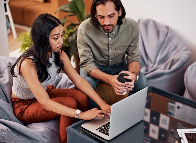 Laptop trabajo en equipo y oficina para escribir impresionado y diseñador web para la capacitación con compañero de trabajo Computadora mujer o hombre persona para colegas gráficos creativos y digital para tecnología o sitio web