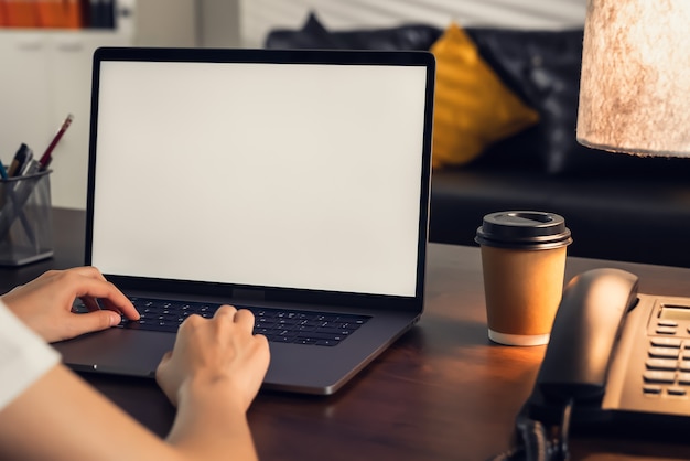 Laptop uma tela em branco sobre a mesa para colocar um anúncio de computador.