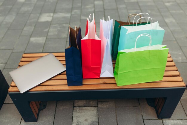 Foto laptop und einkaufstaschen im einkaufszentrum online-shopping-konzept