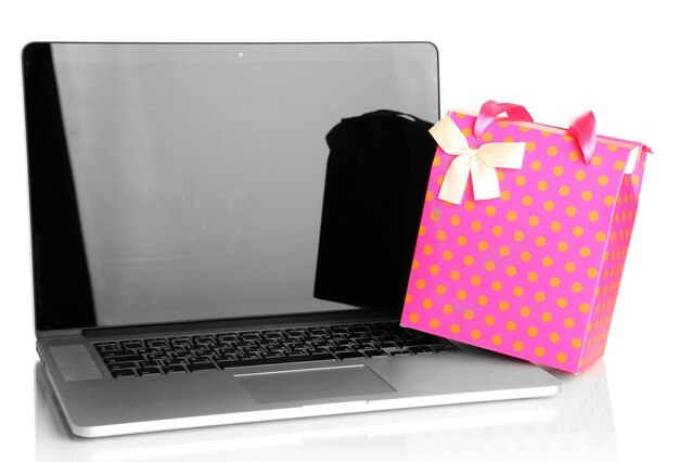 Foto laptop und geschenk auf weiß isoliert