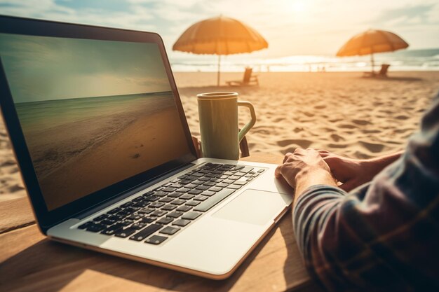 Laptop und Kaffeetasse an einem idyllischen tropischen Strand