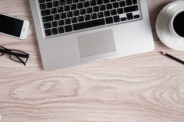 Foto laptop und kaffeetasse auf einem holztisch