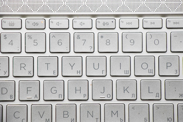 Foto laptop- und notebook-computer-tastatur-nahaufnahme-texttasten