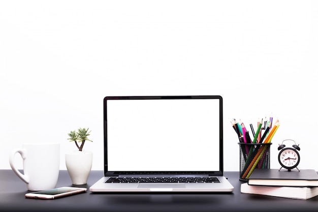 Laptophintergrund, Arbeitsplatz mit Laptop-Computer, Bürozubehörgerät zu Hause oder Studiobüro.