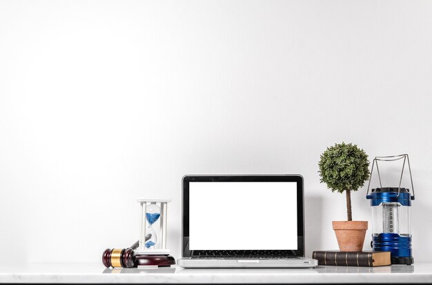 Laptopmodell des leeren Schirmes mit Konzept der Regenzeit der Dekorationswohnung.