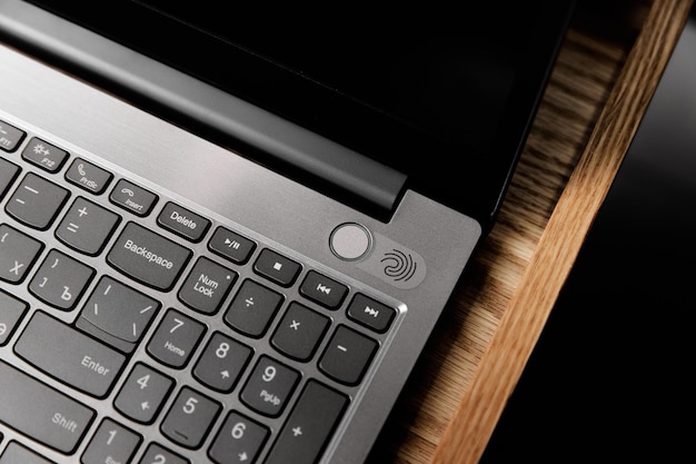 Laptoptastatur mit grauem Fingerabdruck